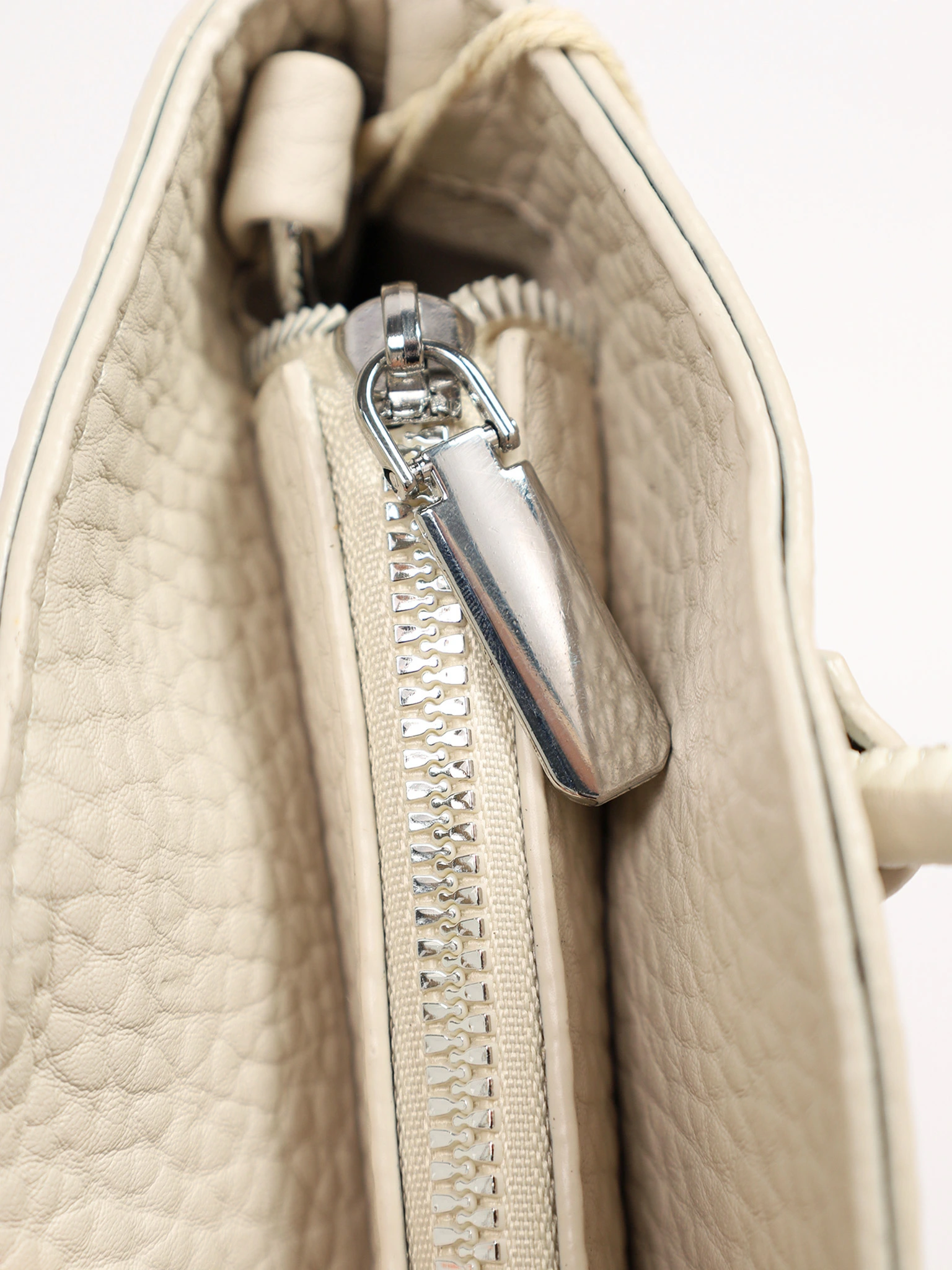 Сумка-тоут с округлыми ручками и декоративным платком в ассортименте